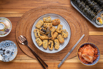 Obraz na płótnie Canvas Crispy seaweed noodle rolls or Gimmari Korean deep-fried seaweed rolls, Korean traditional snack food.