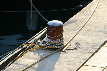 Obraz premium Berth on the seashore for mooring boats and yachts.