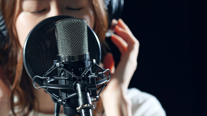 スタジオでレコーディングする女性歌手