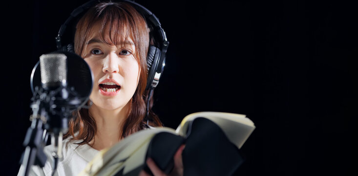 台本を読み上げる女性　声優　ナレーター