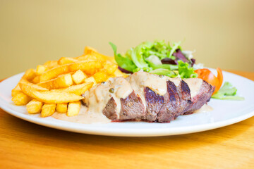 Sliced ​​beef entrecote with almond sauce.