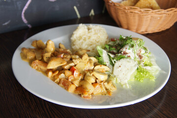 Lunch combi chicken dish with rice and salad.
