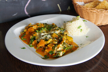 Lunch combi chicken dish with rice and salad.