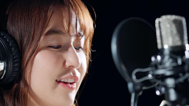 台本を読み上げる女性　声優　ナレーター