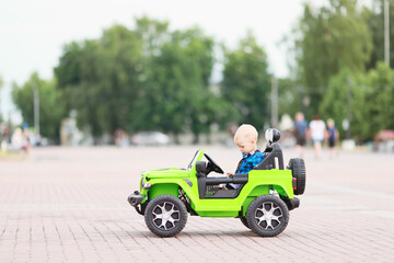 Obraz na płótnie Canvas child driver electric car attraction SUV small