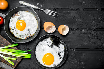 Fried egg with green onions and seasonings.