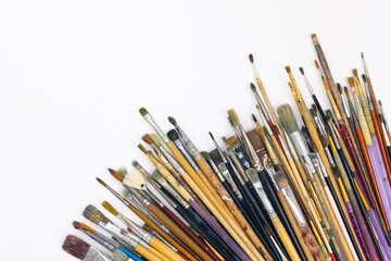 Obraz premium Many brushes for painting on a white background, top view.