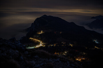 mare di nebbia al crepuscolo