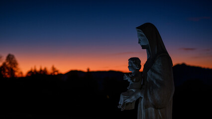Madonna con bambino al crepuscolo