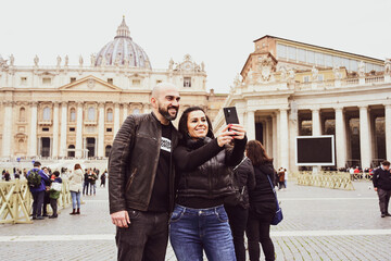 Obraz premium Happy Tourists couple traveling at Rome, Italy, poses in front of Vatican City at, Rome, Italy