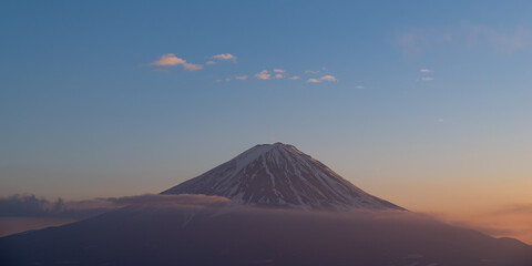 Fototapeta na wymiar 夕暮れの富士山