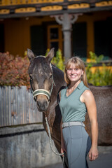 Fototapeta premium Mädchen mit Pferd