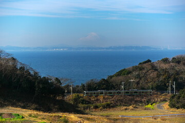 JR内房線と東京湾越しの富士山　やながわ米の里　富津市
