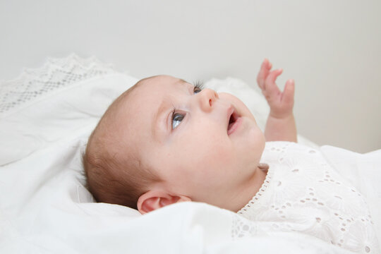 Taufbaby fasziniert