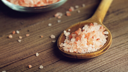 Fototapeta na wymiar Pink himalayan salt on a wooden table