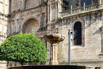 Fuente  e iglesia en Plasencia, Cáceres, España