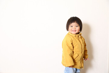 黄色い服を着たオカッパ頭の女の子。