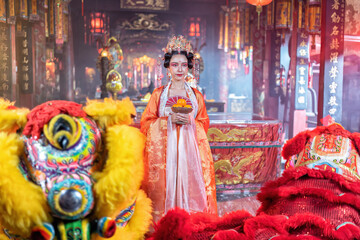 Naklejka premium Girl in Chinese traditional dress in temple translation language is 'lucky and prosperity for all'