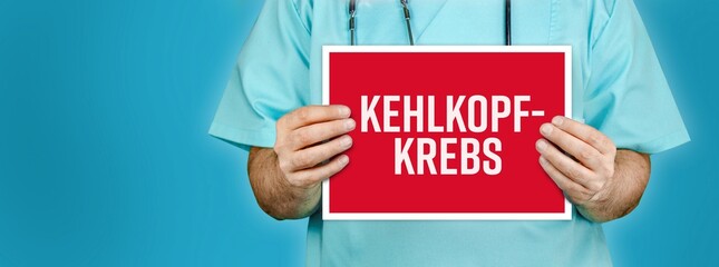 Kehlkopfkrebs (Larynxkarzinom). Arzt zeigt rotes Schild mit medizinischem Wort. Blauer Hintergrund.