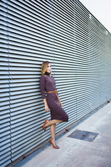 Obraz premium Businesswoman leaning on wall