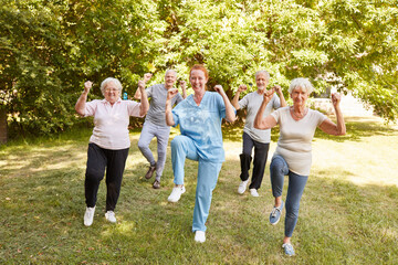 Gruppe Senioren macht Aerobic in einem Fitness Kurs
