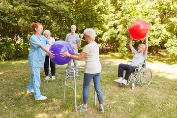 Gruppe Senioren macht Übung mit Gymnastikball