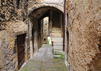 vicolo con arco e lampione dell'antico borgo medievale dell'Italia Centrale chiamato Castelvecchio...