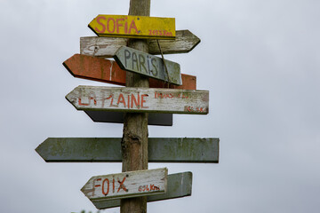Poteau sur lequel des flèches de toutes les couleurs et de toutes les directions ont été installées.