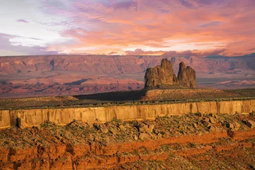 Rolgordijnen Lonely rock monument on the verge of Goosenecks canyon in Utah © Fyle