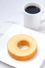 ドイツのケーキのバウムクーヘンとコーヒー