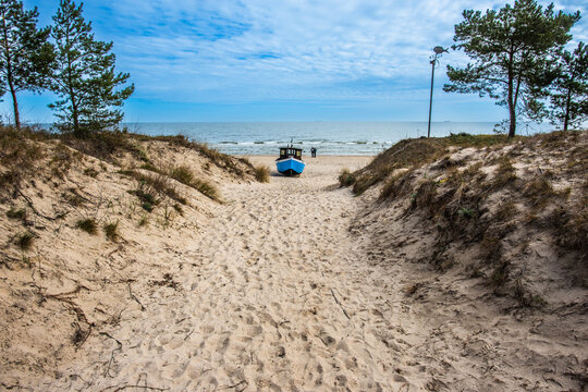 Weg zum Strand im Seebad Bansin mit Fischerboot