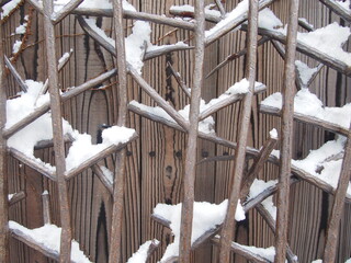 雪が積もった木の枝の壁のテクスチャー