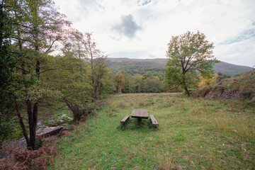 Mesa de picnic de madera para comer en medio de la naturaleza con las increíbles vistas de la...