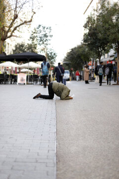 persona pidiendo limosna en la calle