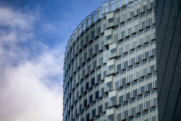 Fototapeta na wymiar Gros plan d'un gratte-ciel à la Défense Paris avec ciel bleu