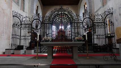 Altar mit interessantem Metallgitter in Kirche am Bodensee
