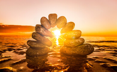 Steinbogen im Wasser bei Sonnenuntergang