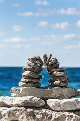 Steinbr&uuml;cke am Wasser mit Blick aufs Meer