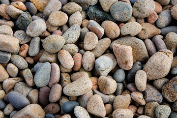 Kiesstrand aus Kieselsteinen in bunten Farben