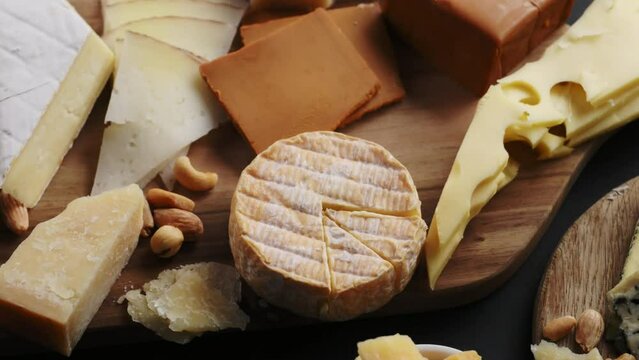 Mix cheese with nuts, cheese plate preparation