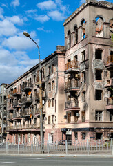 Obraz premium destroyed and burned houses in the city during the war in Ukraine