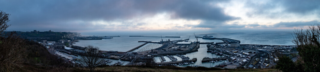 panorama o wschodzie słońca na port Dover