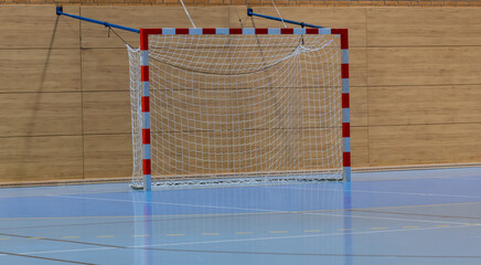 Handballtor und Hallenboden in einer Sporthalle mit diversen Linien - 561820771