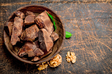 Crushed chocolate in the bowl .