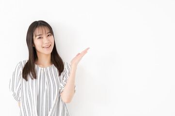 女性ポートレート　おすすめ　指差し
