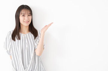 女性ポートレート　指差し　おすすめ