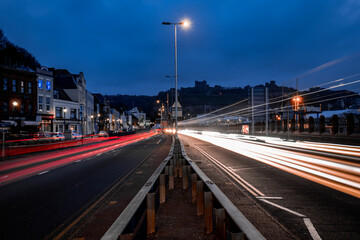 droga w Dover oswietlona lampami samochodów - obrazy, fototapety, plakaty