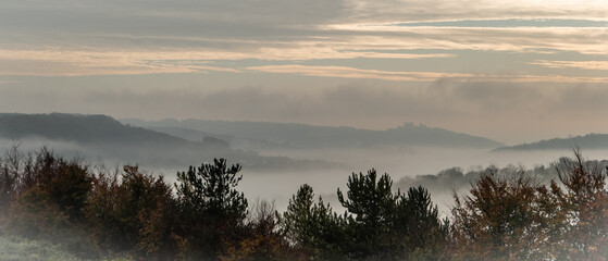 wschód słońca we mgle nad Dover