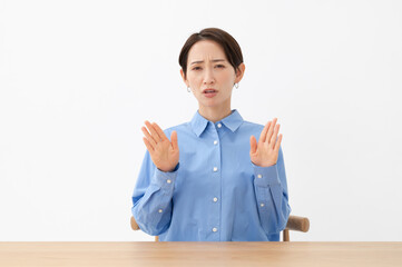 女性　拒否　NG　顰めっ面
