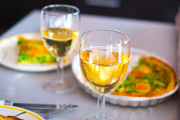 ほうれん草のキッシュと白ワイン